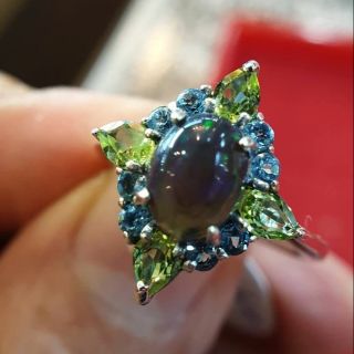 BLACK OPAL VINTAGE RING .
แหวนโอปอลเม็ดเดี่ยว ประดับพลอยบลูโทพาสเพอริดอท น้ำสวย​ เกรดพรีเมียม ตัวเรือนเงินแท้ 925