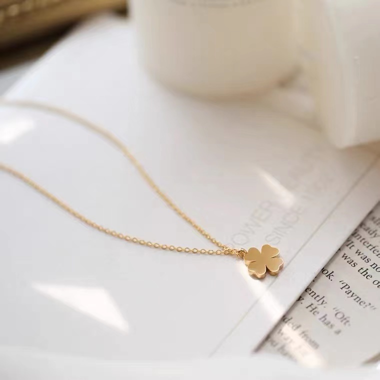 พร้อมส่ง สร้อยคอไทเทเนียม ทอง 18K จี้รูปดอกไม้ ใบโคลเวอร์นําโชค