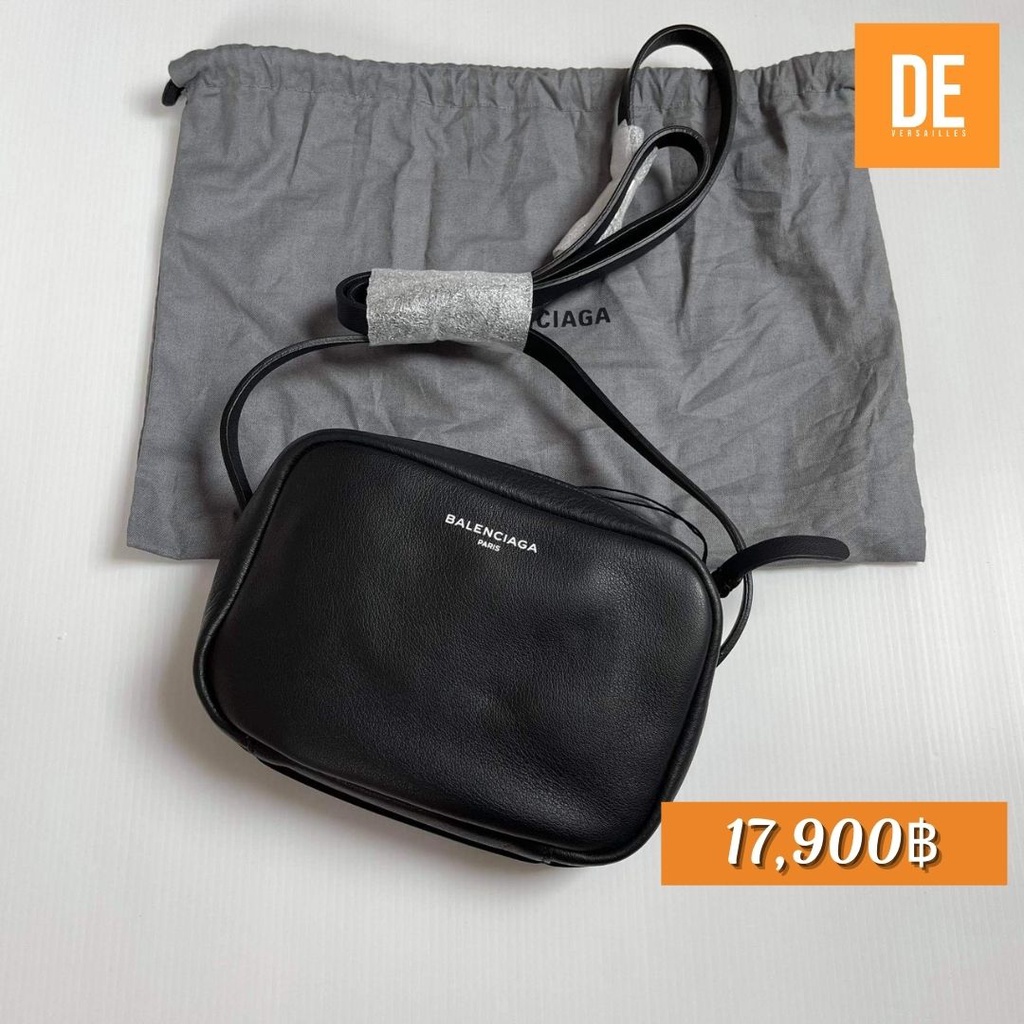 กระเป๋าสะพาย New Balenciaga Everyday Camera Bag Leather XS 6.5"W x 5"H x 2"D อปก. ถุงผ้า การ์ด