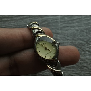 นาฬิกา Vintage มือสองญี่ปุ่น Q&amp;Q ระบบ Quartz ผู้หญิง รูปไข่ กรอบทอง หน้าทอง หน้าปัด 20mm