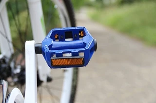 Bike Pedals 1 คู่อะลูมิเนียมอัลลอยด์แบบพับได้คันเหยียบจักรยานกลางแจ้งขี่จักรยา แป้นเหยียบพลาสติก