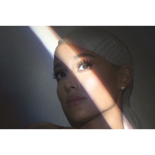 โปสเตอร์ Ariana Grande อารีอานา กรานเด Poster แต่งคอนโด ตกแต่งห้อง รูปภาพติดห้อง ตกแต่งผนัง ของขวัญ โปสเตอร์ติดผนัง