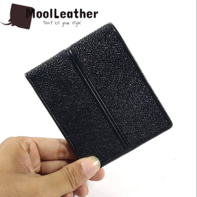 Mool Leather – กระเป๋าสตางค์ผู้ชายทําจากหนังปลากระเบนดําคู่แท้
