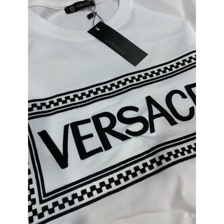 เสื้อยืดฤดูร้อน leee⊕▩☈  HG VERSACE PRINTED LOGO T-SHIRT เสื้อยืด คอกลม แขนสั้น สีขาว ผ้าคอตตอน ลายปักเวอซาเช่ แบรนด์เนม