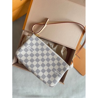 Lv pochette azur รุ่นนี้ในshop ไม่มีแล้วน้า