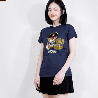 Moschino ใหม่ เสื้อยืดคอกลม แขนสั้น พิมพ์ลายโลโก้โจรสลัดหมี สไตล์คลาสสิก สําหรับผู้ชาย และผู้หญิง