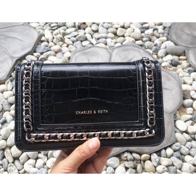 ✅Charles & Keith หน้าโซ่ลายหนังจรเข้ (ดำ/แดง/ขาว)✅