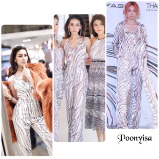 Jumpsuit ขายาว คอวีหน้าวีหลัง ด้านหน้าไขว้หน้าโชว์เอว เนื้อผ้ามันเงาพิมพ์ลายรอบตัว มีซับในและซิปหลัง