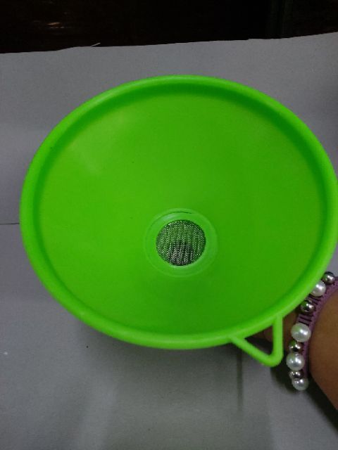 กรวยพลาสติก มีตะแกรงมุ้งกรอง ใหญ่ ปากบานขนาด 14 cm. ปลายน้ำลง 1.5 cm.