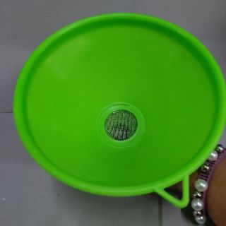 กรวยพลาสติก มีตระแกรงมุ้งกรอง ใหญ่ ปากบานขนาด 14 cm. ปลายน้ำลง 1.5 cm.