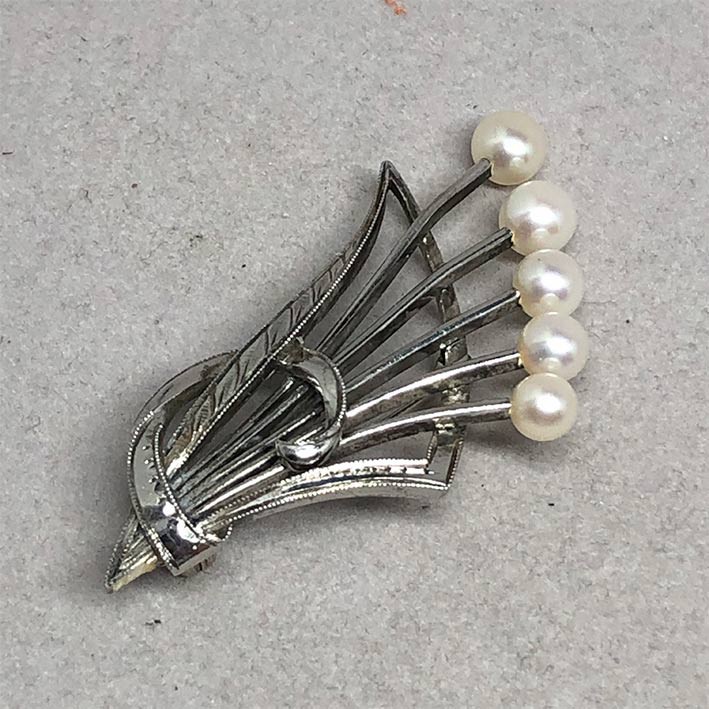 จิวเวอร์รี่มือสอง เข็มกลัดติดเสื้อ MIKIMOTO Vintage style ปรับดับมุกแท้ 5 เม็ด สีชมพูคัดไซร์ขนาดเท่า