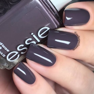 พร้อมส่ง Essie Smokin’ hot  สีเทาเข้มๆ บวกม่วงนิดๆ ปลายๆ อย่างแนว  Dark purple stone-cold fox grey nail polish แท้ 💯%