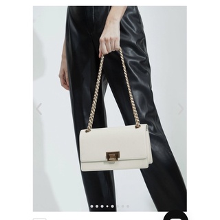 กระเป๋า charles&amp;keith รุ่น Chain Strap Shoulder Bag - Chalk  ((ส่งฟรี))