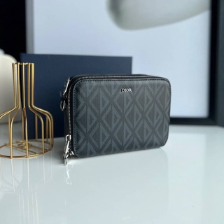 กระเป๋า Christian Dior Pouch with shouder strap          ใบนี้งานสวยมากๆเลยตัวกระเป๋าทำจากหนังแท้ทั้งใบ 💛