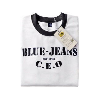 เสื้อยืดแขนสั้น สีขาวคอสีดำ ลาย BLUE-JEANS CEO