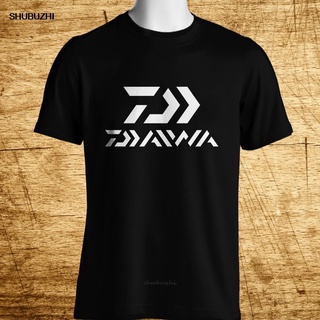 tshirtเสื้อยืดคอกลมฤดูร้อนใหม่ เสื้อยืดแขนสั้น พิมพ์ลายโลโก้ Daiwa สีดํา สําหรับผู้ชาย ไซซ์ S-3XL XS S M L XL XXL 3XL 4X