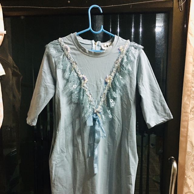 เดรสผ้ายืด สีฟ้า ระบายหน้าอก ป้าย hiso