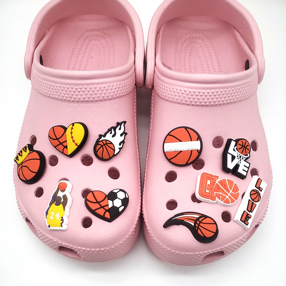 Jibbitz แฟชั่น ธีมบาสเกตบอลการ์ตูน Crocs accessories pvc shoe charms diy ถอดได้ decorate accessories รองเท้าแตะ หัวเข็มขัด 1000 รุ่น สําหรับคุณเลือก