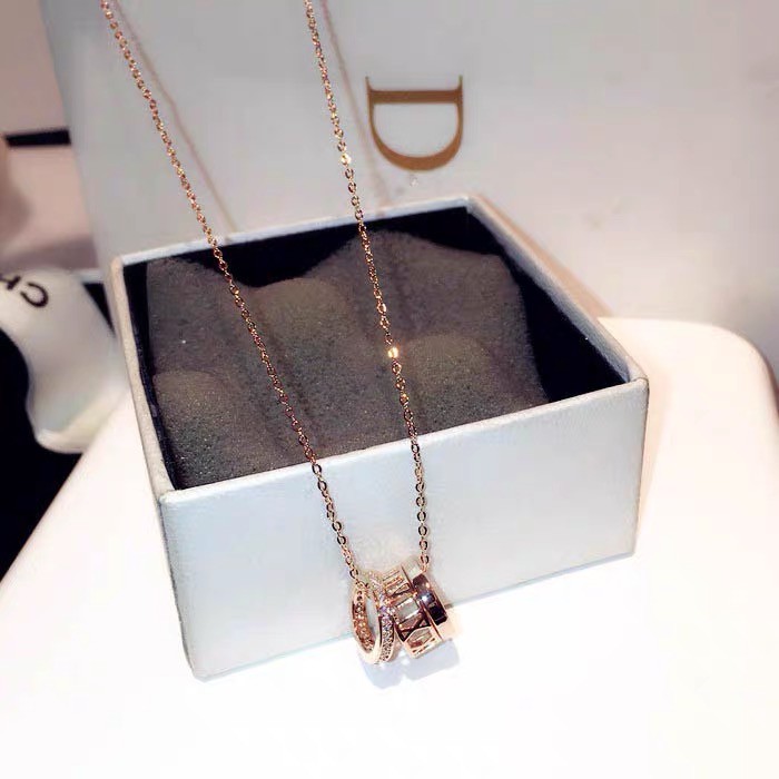Han Fan Time สร้อยคอโซ่ไทเทเนียม ชุบทอง 18K จี้ตัวอักษรโรมัน สามวงแหวน ประดับเพชรเทียม ของขวัญวันเกิด สําหรับเด็กผู้หญิง