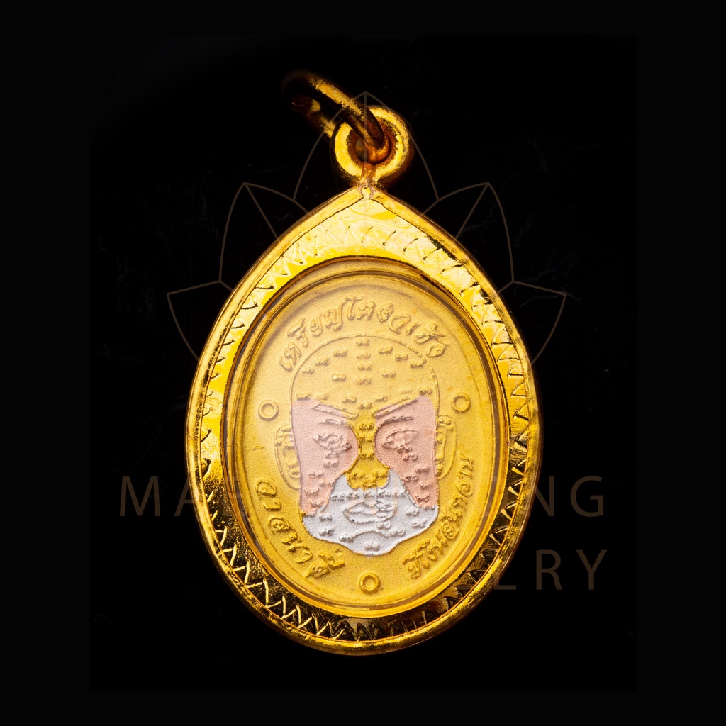 จี้พระ จี้พระหลวงปู่ทวดสามกษัตริย์  เนื้อทองเหลืองลงซาติน หลังยันต์โหงวเฮ้ง ทรงไข่ กรอบหนาแกะลาย - รูปที่ 6