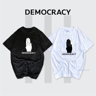 เสื้อ ชู3นิ้ว Democracy ไซส์ใหญ่ เสื้อด่า ประยุทธ์ เก็บปลายทาง ใส่ไปไล่🐃 เสื้อด่ารัฐบาล เสื้อม็อบ เสื้อ สามขีด lll