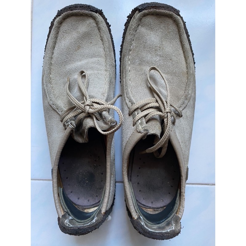 รองเท้าผ้าใบหนังกลับสีเทามือสอง ยี่ห้อ Clarks Originals Size41