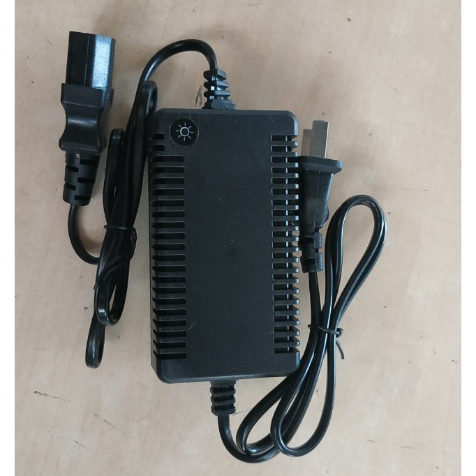 Adapter ชาร์จแบตเตอรี่ ขนาด 12V 1.7Ah ปลั๊กเหลี่ยม อะแดปเตอร์ ถังพ่นยา เครื่องพ่นยา เครื่องพ่นยาแบตเตอรี่