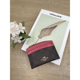 กระเป๋าใส่บัตร ใส่เหรียญ SHAPED CARD CASE IN SIGNATURE CANVAS (COACH C7399) ลายซีสีน้ำตาล แดง