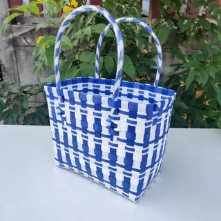 ตระกร้าสานเส้นพลาสติก กระเป๋าสานเส้นพลาสติก ตลาดสี่เหลี่ยมเล็ก กว้าง13ยาว22สูง18 CM วัดจากขอบปากตระกร้า