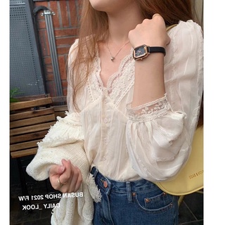 เสื้อผ้าแฟชั่นผู้หญิง เสื้อผ้าลูกไม้ช่วงคอวี  แขนยาวปลายแขนแต่งลูกไม้ สีครีม B643