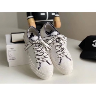 รองเท้าผ้าใบ แชลเนล Canvas Sneaker