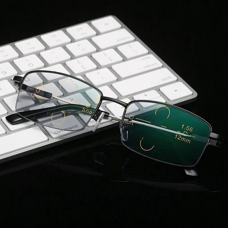 ไทเทเนียมโลหะโปรเกรสซีฟ Multifocal แว่นอ่านหนังสือผู้ชายผู้หญิงป้องกันแสงสีฟ้าที่มีคุณภาพสูงแว่นขยายเบาแว่นสายตายาว