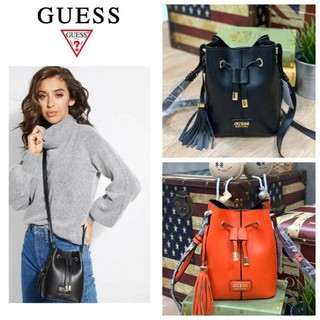 Guess DEVYN BUCKET BAG กระเป๋าสะพายทรงขนมจีบ