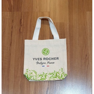 ถุงผ้า Yves Rocher โทนสีครีม ผ้าแคนวาส_ขนาด กว้าง 20 สูง 20 ลึก 5.5 ซม. หูกระเป๋าสูง 12 ซม.