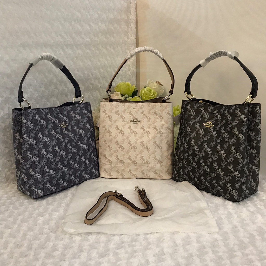 [พร้อมส่ง] Coach TOWN BUCKET BAG กระเป๋าโค้ช ทรงถัง กระเป๋าสะพายผู้หญิง ขนาด 11 นิ้ว ลายใหม่‼️