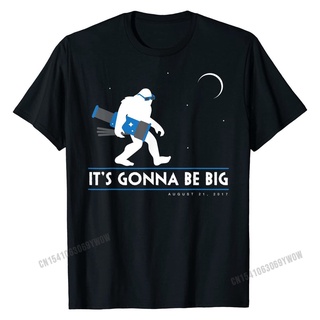 เสื้อยืดคอกลม ผ้าฝ้าย พิมพ์ลาย Bigfoot Total Solar Eclipse August 21 Space สําหรับผู้ชายสามารถปรับแต่งได้