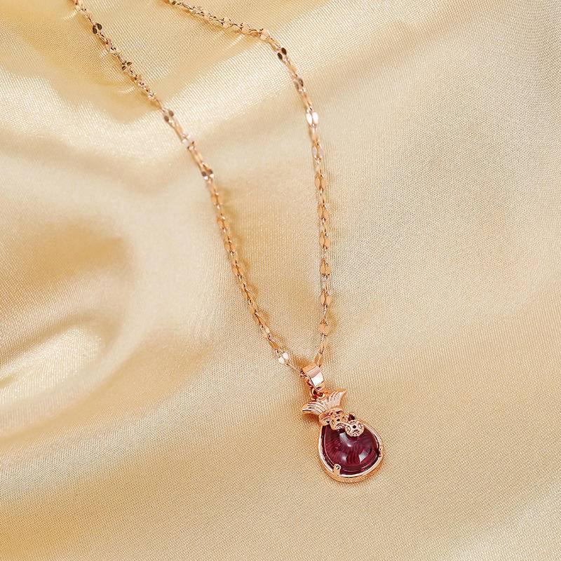 สร้อยคอไทเทเนียม จี้รูปเหรียญนําโชค ประดับเพทาย สีแดง สีโรสโกลด์ 18K สําหรับผู้หญิง - รูปที่ 4