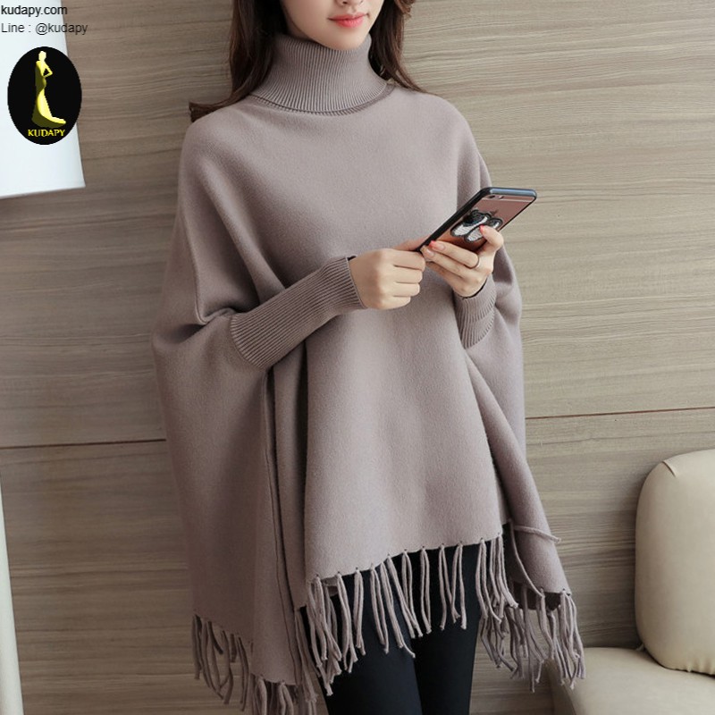 เสื้อไหมพรม สีน้ำตาลอมเทา แขนยาว ทรงผีเสื้อ แต่งพู่ที่ชายเสื้อ ออกแบบเก๋