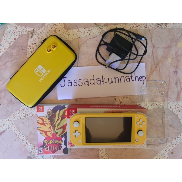 ขาย Nintendo Switch Lite พร้อมแผ่นเกม pokemon shield (มือสอง)