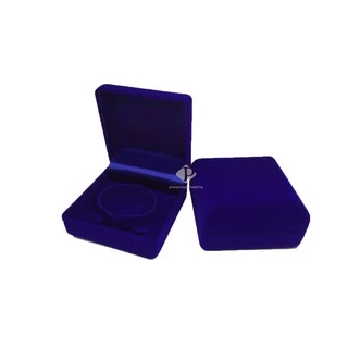 กล่องกำมะหยี่ใส่นาฬิกา กำไล หรือ สร้อยข้อมือ ขนาด 9.2x9.2x4.5cm (code:42กำไล)