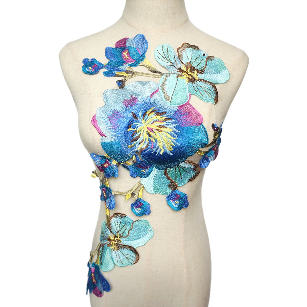 เสื้อผ้าทำเองสำหรับงานแต่งงาน สีฟ้าประดับลายโบตั๋นและตกแต่งด้วยเทคนิคปักมือ