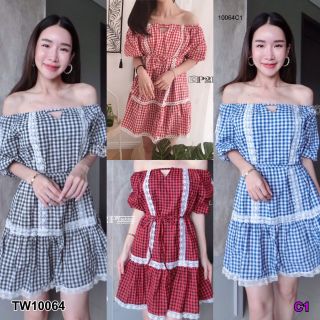 MF10064🍓
Dress ชุดเดรสปาดไหล่ ผ้าทอลายสก็อต แต่งเส้นลายลูกไม้ด้านหน้าสีขาว ชายเดรสแต่งด้วยขอบลูกไม้