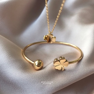 「 โค้ด ZJRP2 ลดทันที 45.- | ช้อปขั้นต่ำ 300.- 」 Margarita “Wish You Luck” Clover Bangle (C-SHAPE