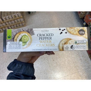 ขนมปังอบกรอบ ผสมพริกไทย ตรา วูลเวิร์ธ 125 g. Cracked Peper Water Crackers ( Woolworths Brand )