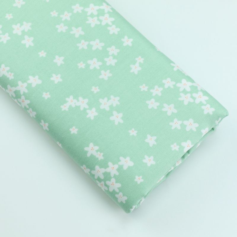 ผ้าคอตตอน 100% ทอทวิล หน้ากว้าง1.6 เมตร พิมพ์ลายดอกไม้เล็กๆ