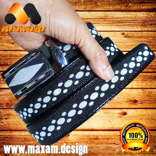 maxam.design เข็มขัดหนังปลากระเบนเเท้ๆ เป็ยลายจุดหัวเข็มขัด มีมุข 3 เหลียม สี ขาวติดอยู่ BE032