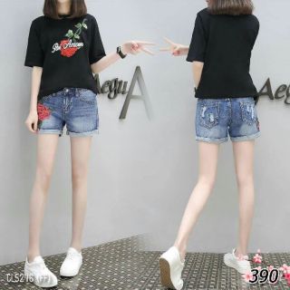 เสื้อยืดคอตตอลคอกลมสีพื้นดำปักอกลายกุหลาบPar Amourงานปักแน่นสวยใส่คู่กับกางเกงยีนแท้ขาสั้นแต่งพับขาปักกุหลาบที่ขา 1 ข้าง
