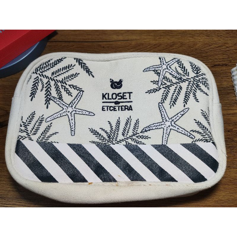 กระเป๋าใส่เครื่องสำอางค์ kloset มือสอง