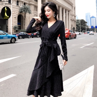 เดรสยาวสีดำ ทรงเข้ารูปแขนยาว งานไขว้อกดีไซด์ระบายหน้า เนื้อผ้าหนาใส่กันหนาวได้