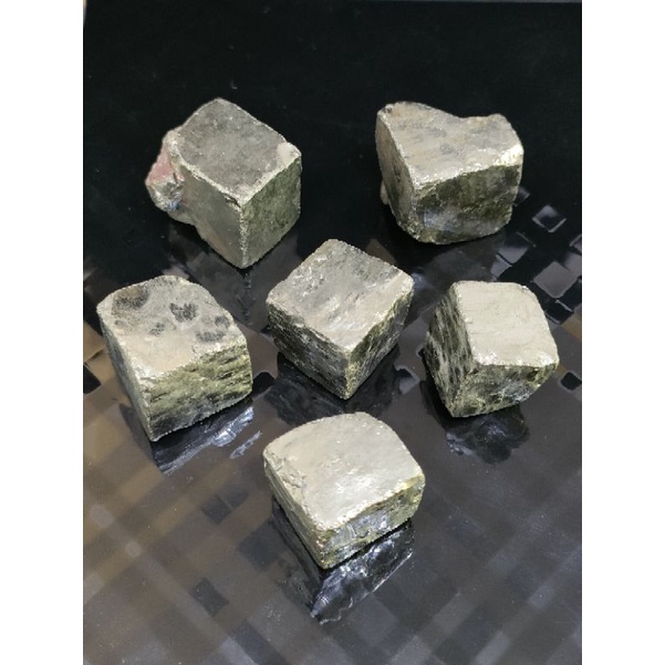 🍁เเร่ไพไรต์ จากเปรู ทรงลูกบาศ์ก สี่เหลี่ยม ( Pyrite Cube from Peru )✨ มีให้เลือก 6 ชิ้น A-F คร้าบ